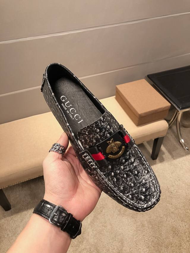 实价 ，品牌gucci， 羊皮里 官方新版，高端品质，鞋面采用进口头层原版银色驼鸟皮，内里头层舒适透气羊皮，原版大底，纯手工精细制做，质感一流，绝对好货，只卖懂